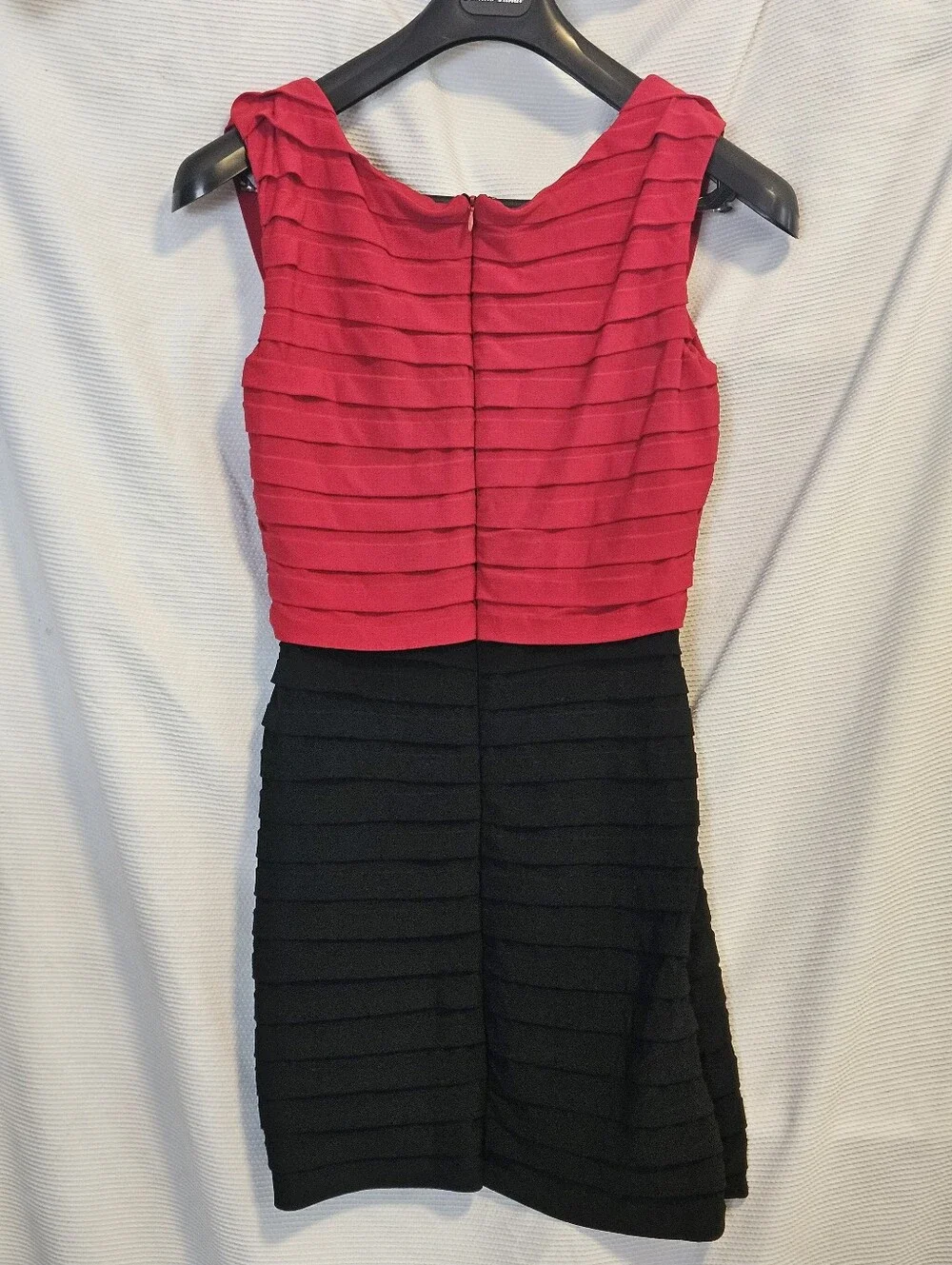 Scarlett Nite Dress Size 8 Red Black Two Tone Pleated Bodycon Cocktail Mini Zip